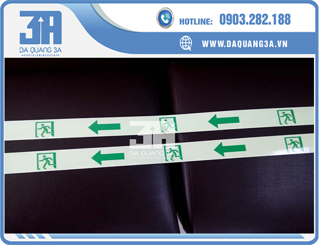 Sọc cảnh báo exit dạ quang phát sáng trong đêm