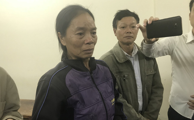 Mẹ gia đình Hoàng Văn Tuấn sau phiên tòa xét xử vụ cháy quán karaoke số 68 Trần Thái Tông