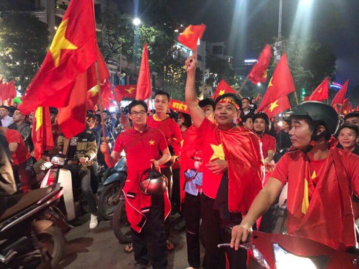 Bức ảnh về lá cờ đỏ sao vàng sẽ đem lại cho bạn cảm giác tự hào và kiêu hãnh về quốc gia Việt Nam. Với màu sắc đẹp mắt và thể hiện tình yêu đối với đất nước, bức hình này sẽ khiến bạn không thể rời mắt.