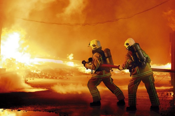 Đội lính cứu hỏa đang ra sức dùng bình chữa cháy để cứu nạn