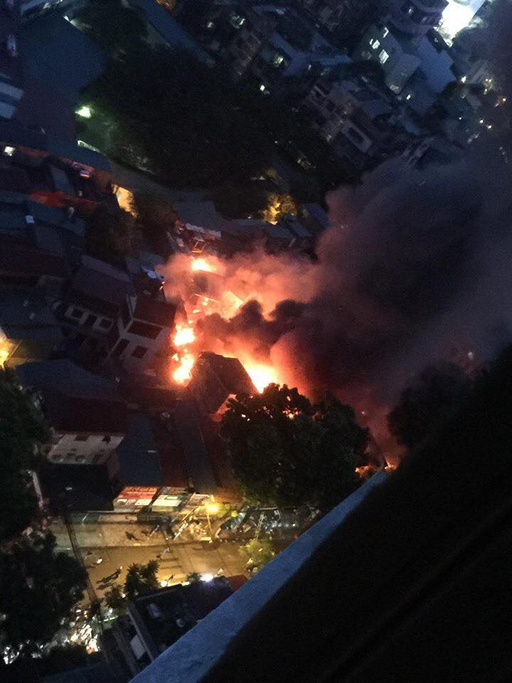 Cháy lớn ở Đê La Thành gần viện Nhi ở Hà Nội, nhiều người ôm mặt khóc nức nở