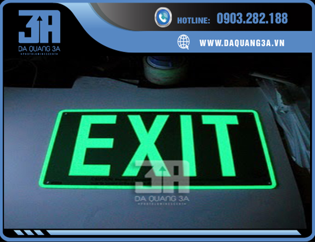 Hình ảnh thực tế biển exit thoát hiểm dạ quang phát sáng trong đêm